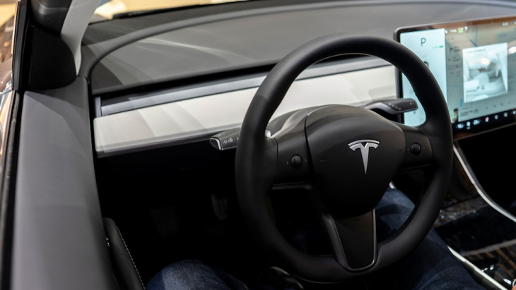 tesla dämpft versprechungen zum autonomen fahren