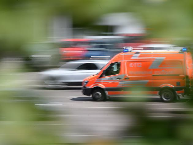 tragischer unfall in nordhessen: skoda in zwei teile gerissen, autobahn stundenlang gesperrt