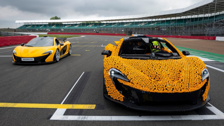 mclaren p1 aus legosteinen: sportwagen auf silverstone-strecke unterwegs