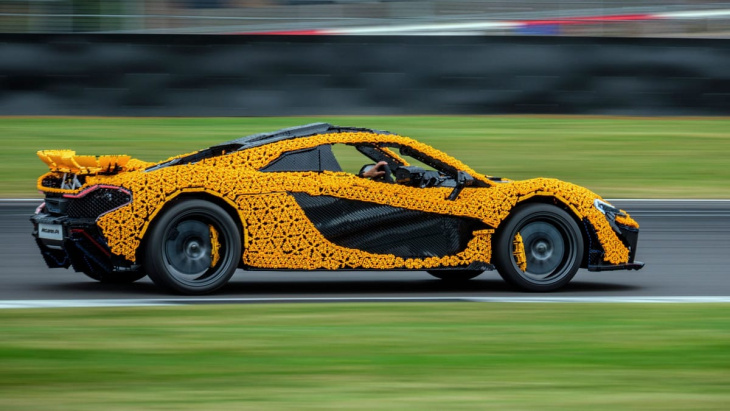 mclaren p1 aus legosteinen: sportwagen auf silverstone-strecke unterwegs