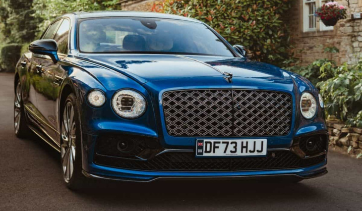 bentley flying spur 2025: die leistungsstärkste limousine der marke kommt mit einem neuen hybridmotor und verfeinertem design