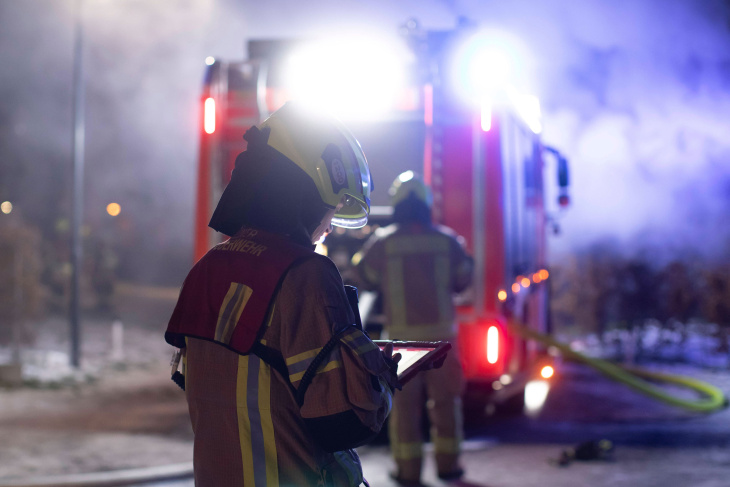 brand in steglitz: mercedes ausgebrannt – berliner polizei vermutet brandstiftung