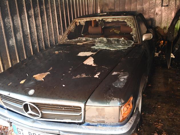 garage steht in flammen: wertvoller mercedes-oldtimer bei brand zerstört