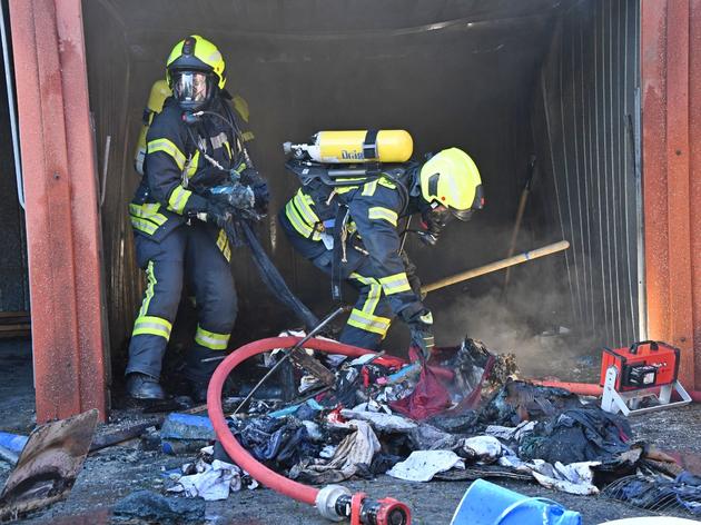 garage steht in flammen: wertvoller mercedes-oldtimer bei brand zerstört