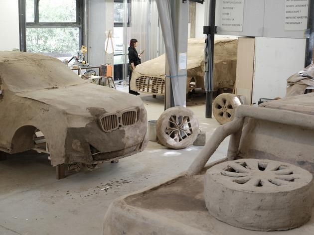 neue kunst-installation mit suvs an plätzen in münchen: wie ‚monsterautos‘ zu kompost werden