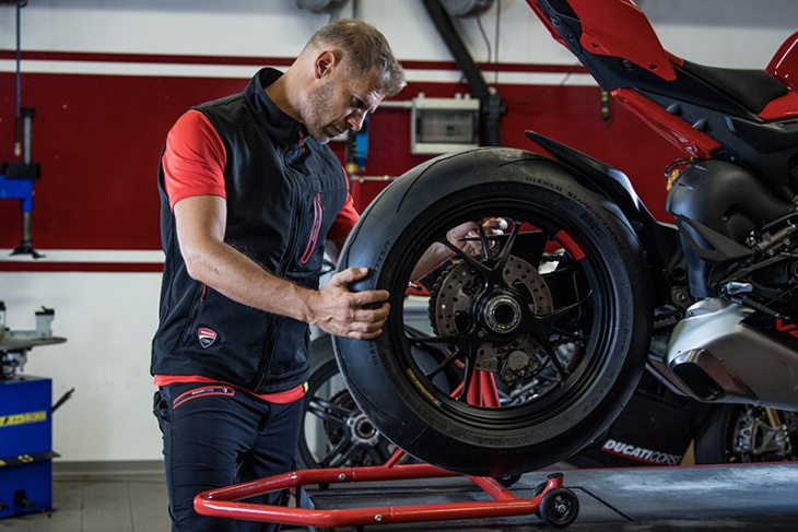 das trägt man in der ducati-box beim motogp