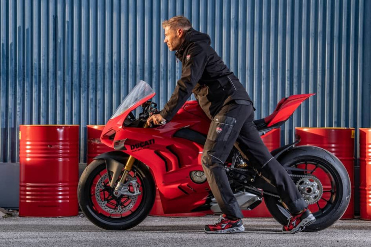 das trägt man in der ducati-box beim motogp