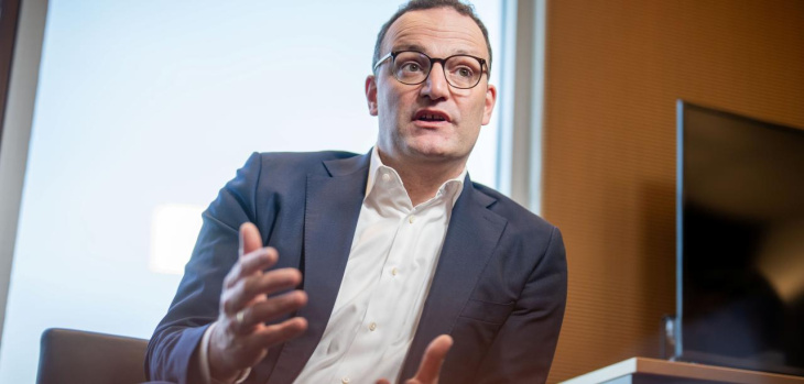 „leider haben einige ehemalige vw-lenker alles auf die elektroauto-karte gesetzt“, meint jens spahn