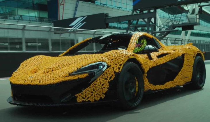 lando norris fährt einen mclaren p1, der aus über 340.000 lego-steinen gebaut wurde