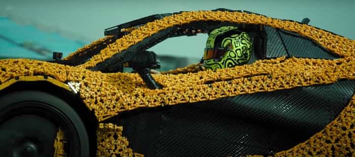 lando norris fährt einen mclaren p1, der aus über 340.000 lego-steinen gebaut wurde