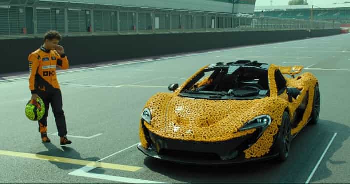 lando norris fährt einen mclaren p1, der aus über 340.000 lego-steinen gebaut wurde