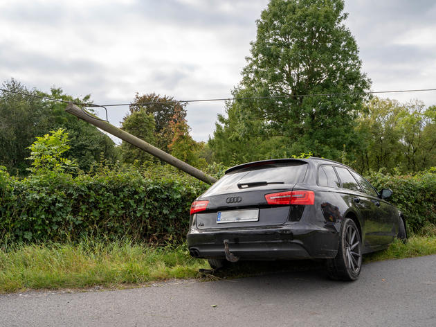 audi-fahrer kracht gegen strommast – seine flucht wirft fragen auf