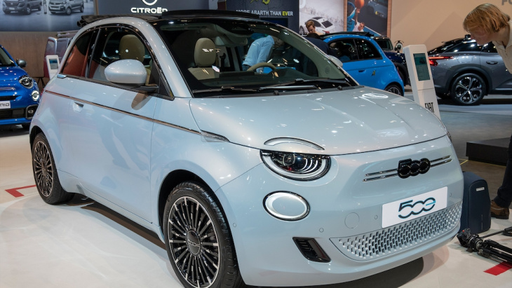 fiat 500e: hersteller pausiert die produktion des e-autos