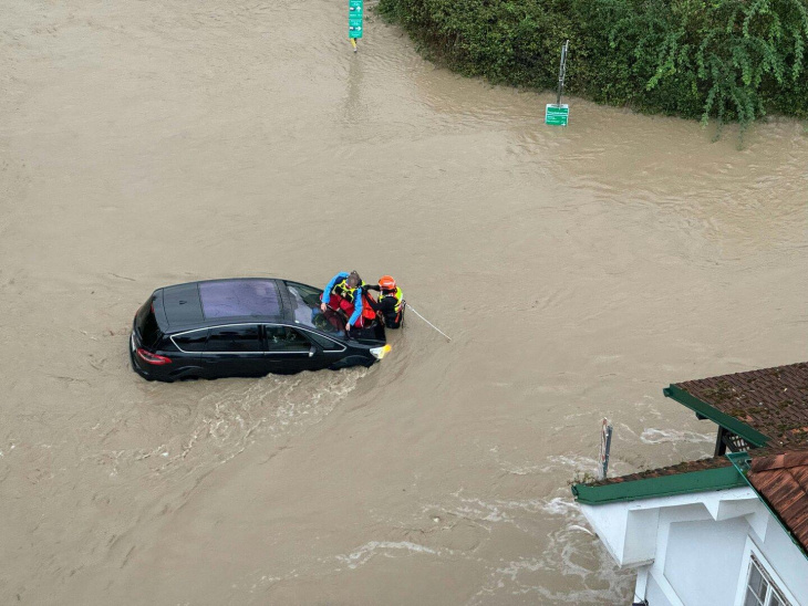 auto im hochwasser überschwemmt: was man jetzt tun sollte