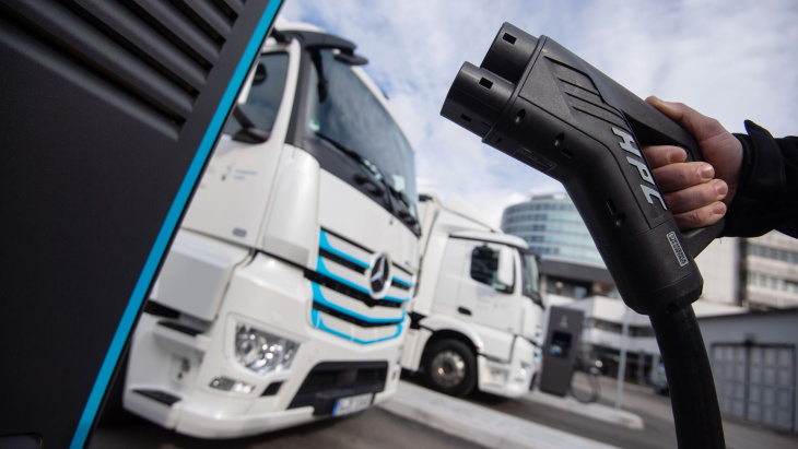 elektro-lkw von daimler: erste langstrecken-e-lkw ab november verfügbar