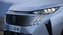 peugeot e-3008 und e-5008 : long-range-versionen stehen in paris