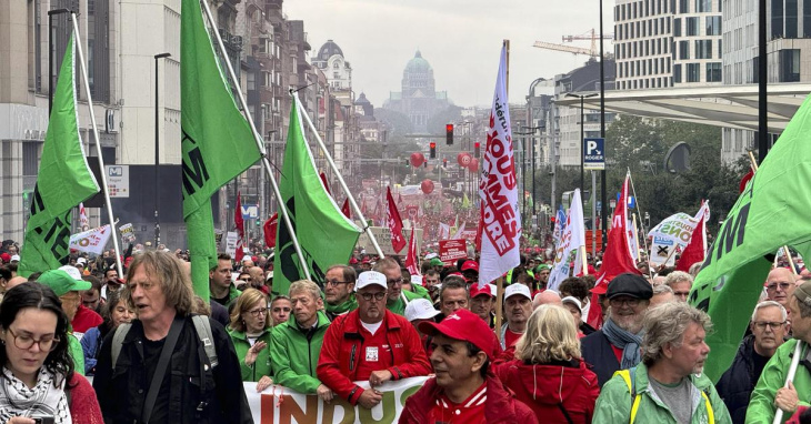 Audi unter Druck: Tausende Menschen protestieren gegen Werksschließungen