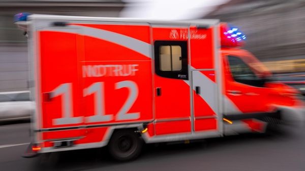 mann stürzt in leer mit auto in kanal – 65-jähriger stirbt