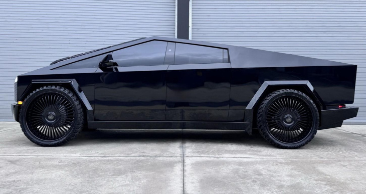 der ultimative blackout: tesla cybertruck im forgiato-stealth-look