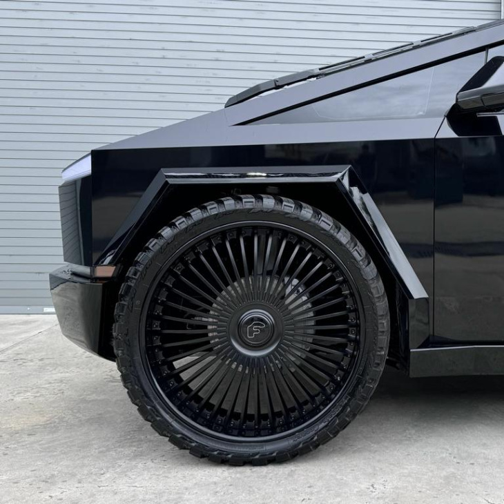 der ultimative blackout: tesla cybertruck im forgiato-stealth-look