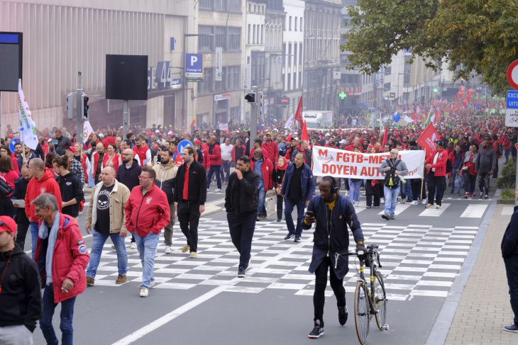 proteste in brüssel: audi-arbeiter kämpfen gegen die fabrikschließung