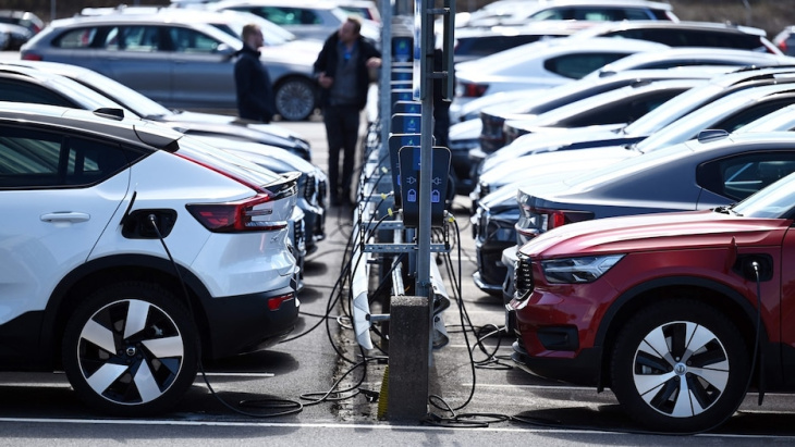 auto-riese verabschiedet sich doch nicht von verbrennern: chef erklärt nun die gründe