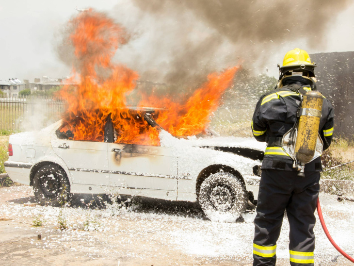 e-auto verursacht schaden in tiefgarage: so hoch ist die brandgefahr