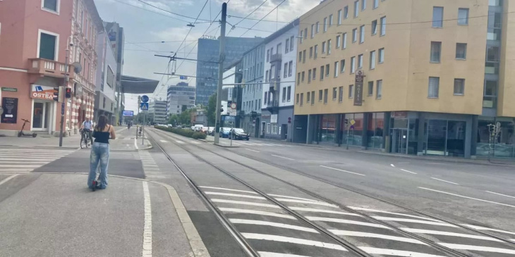 asphalt-flut: umdenken bei parkplätzen und straßen gefordert