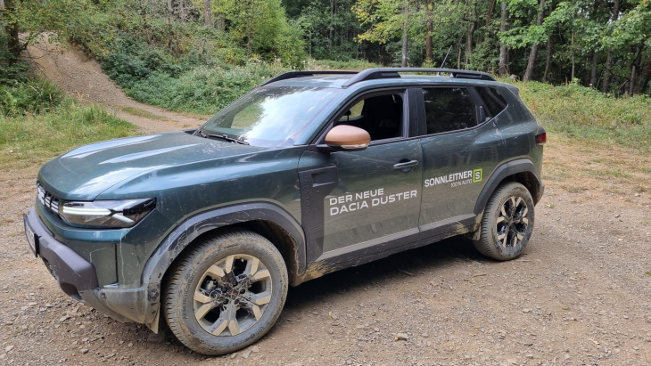 der neue dacia duster hupft im gatsch