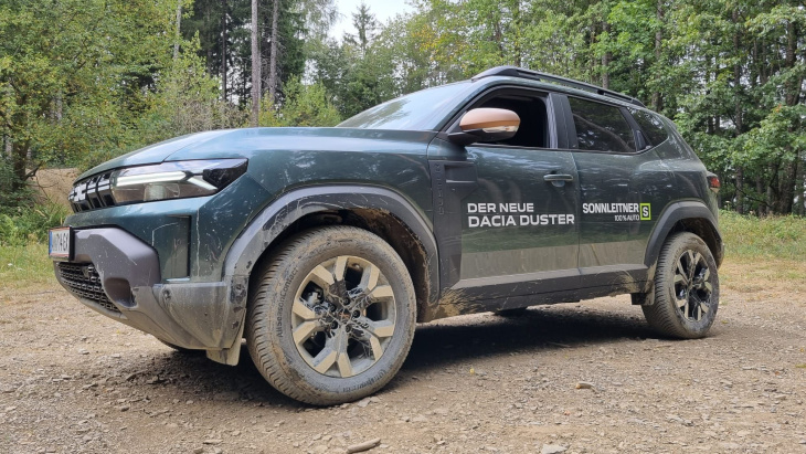 der neue dacia duster hupft im gatsch