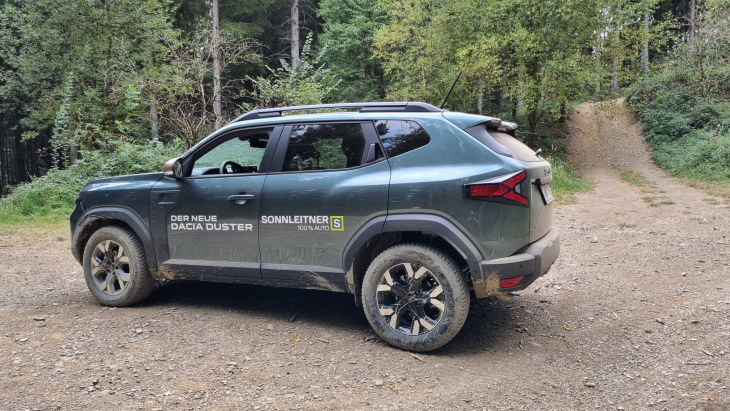 der neue dacia duster hupft im gatsch