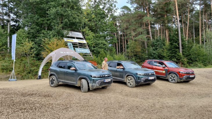 der neue dacia duster hupft im gatsch