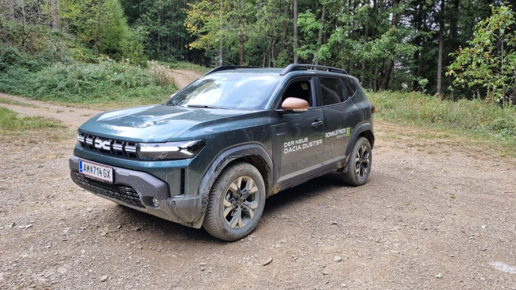 der neue dacia duster hupft im gatsch