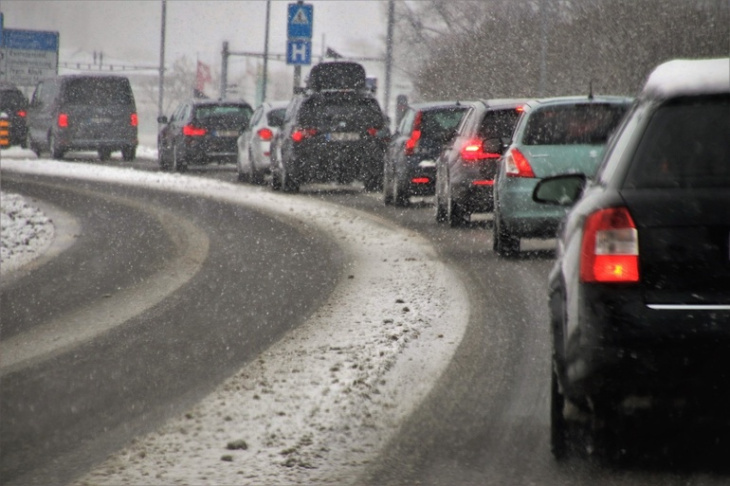 sicher autofahren bei starkregen