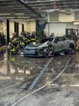 audi e-tron gt geht in flammen auf – feuerwehr löscht vor dem autohaus