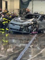 audi e-tron gt geht in flammen auf – feuerwehr löscht vor dem autohaus