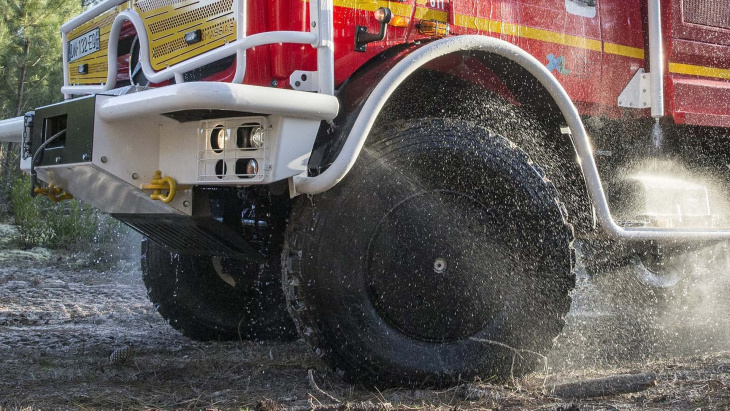 neues für die feuerwehr: mercedes unimog und atego auf firemobil