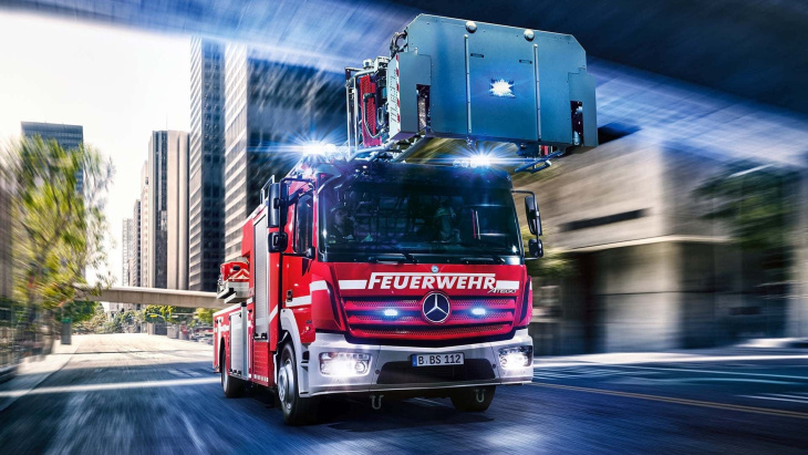 neues für die feuerwehr: mercedes unimog und atego auf firemobil