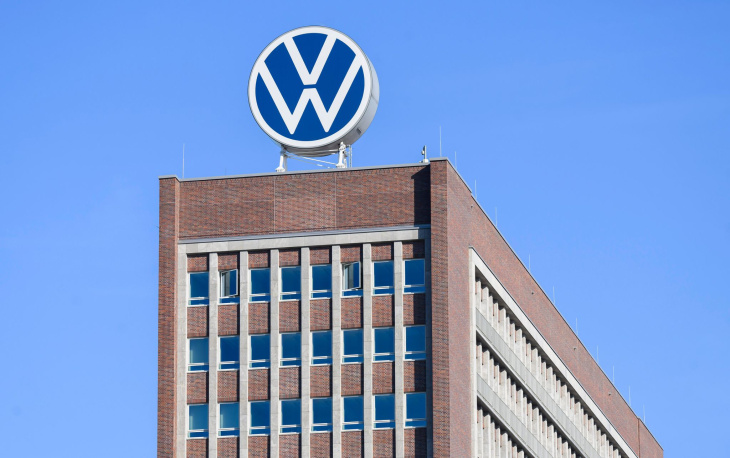 habeck lädt zu autogipfel - sorge um arbeitsplätze bei vw