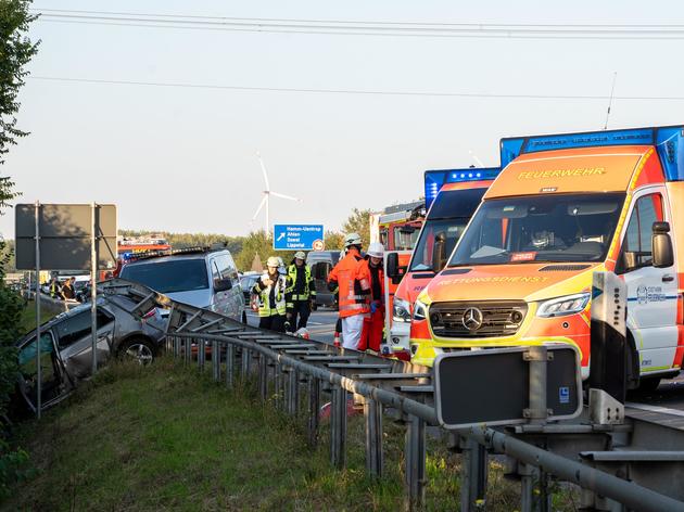 unfall mit vier autos auf der a2 bei hamm – auto wird unter leitplanke gedrückt