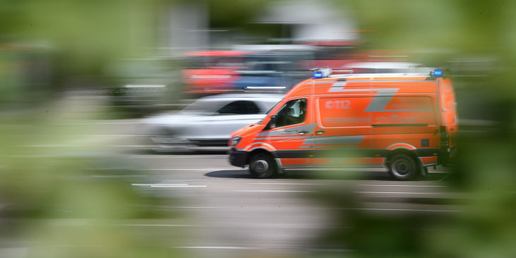 autobahn teilweise vollgesperrt - e-auto entzündet sich mehrfach: riesen-stau auf a9, regionalliga-spiel abgesagt