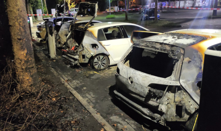 dienstfahrzeuge vor freiburger rathaus in brand