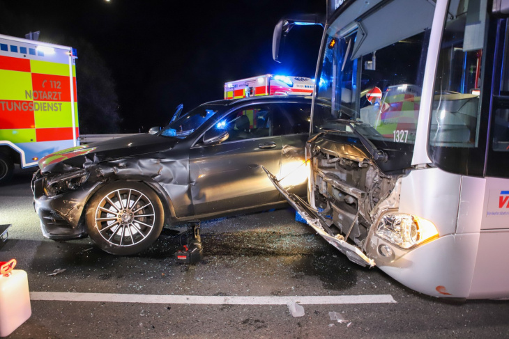 hamburg: mercedes crasht mit linienbus – 3 personen verletzt