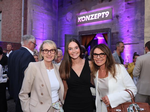 premiere in historischer kulisse: porsche zentrum kassel präsentiert den vollelektrischen macan