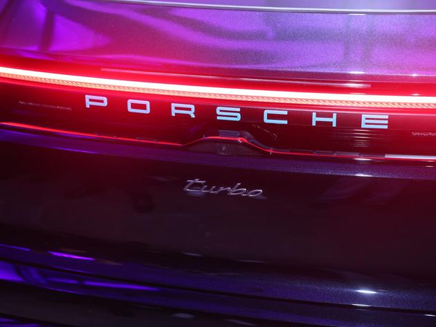 premiere in historischer kulisse: porsche zentrum kassel präsentiert den vollelektrischen macan