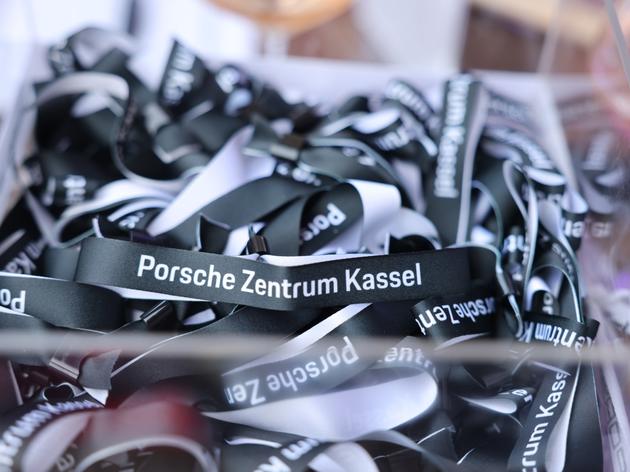 premiere in historischer kulisse: porsche zentrum kassel präsentiert den vollelektrischen macan