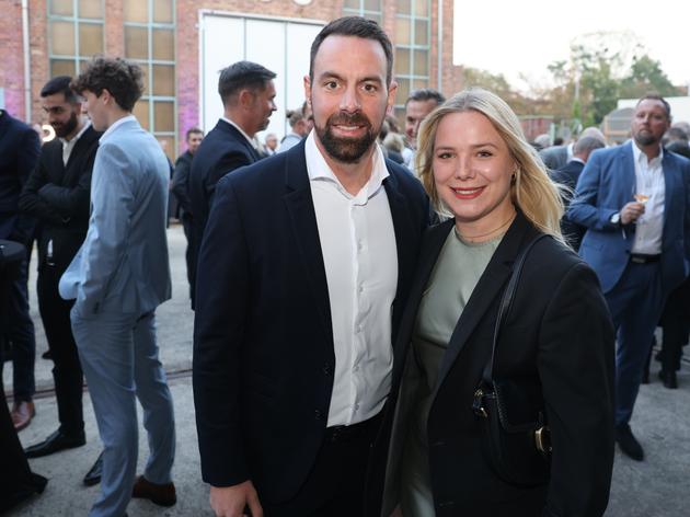 premiere in historischer kulisse: porsche zentrum kassel präsentiert den vollelektrischen macan