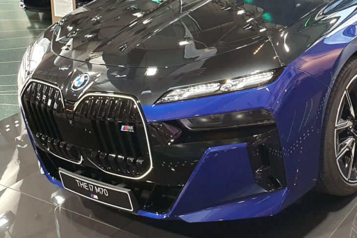 bmw i7 m70 two-tone: über-7er in interlagos blau & schwarz