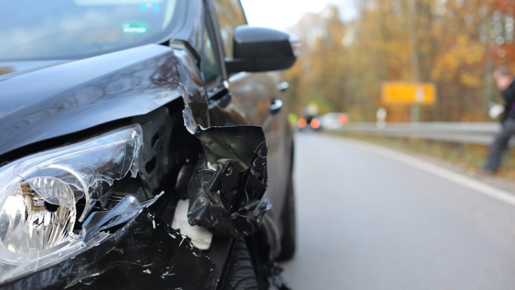 e-autofahrer baut unfall mit blechschaden: werkstatt macht ihn zum totalschaden