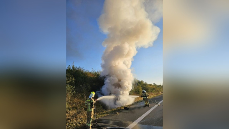 unfall auf a39 bei cremlingen: auto geht in flammen auf